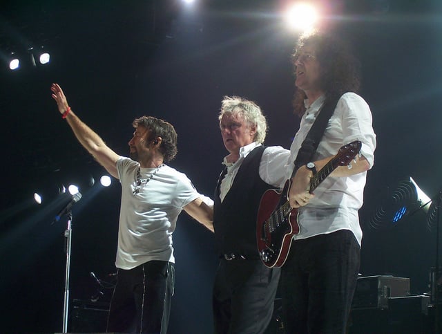 Queen performing with Paul Rodgers during their 2005 tour