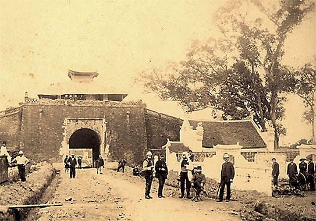 North gate of Hanoi Citadel from inside (19th century)