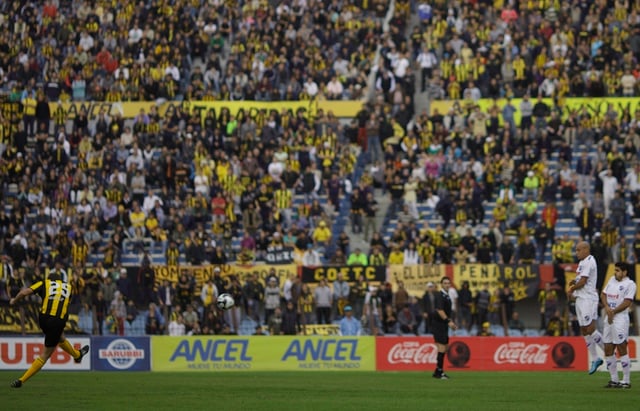 Gastón Ramírez taking free kick against Nacional in the second final of the 2009–10 Primera División season