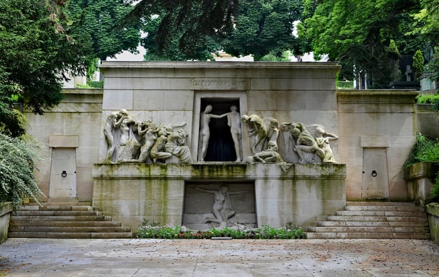 Monument aux morts, behind lies the ossuary