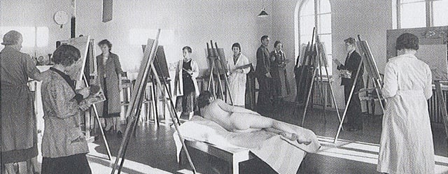 A nude model being painted by students in the Free Art School at the Kaapelitehdas.