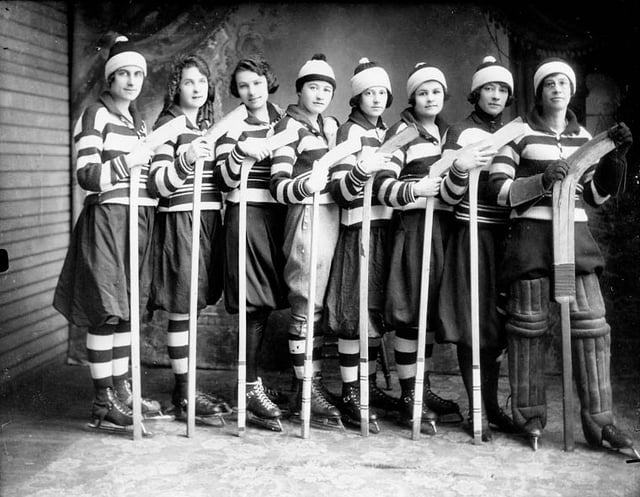 A women's ice hockey team in 1921