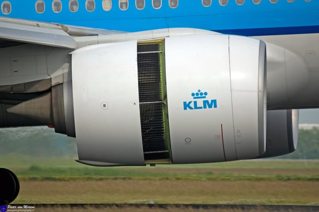 General Electric GE90 with its thrust reverser deployed