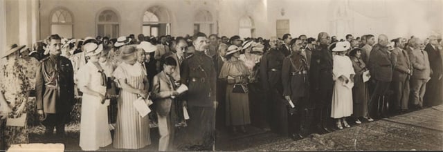 Military commanders of the Iranian armed forces, government officials and their wives commemorating the abolition of the chadors. (1936)