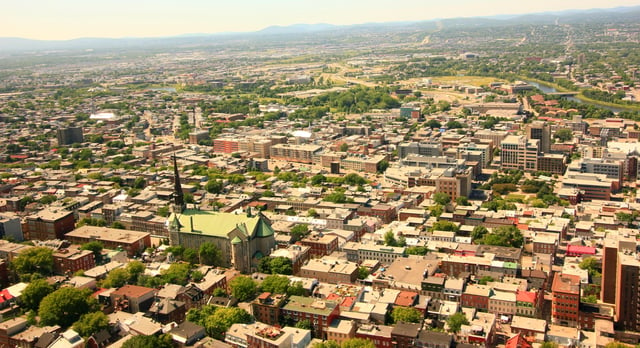 In the foreground, neighbourhoods south of the Saint-Charles river: Saint-Jean-Baptiste, then Saint-Roch (eastward) and Saint-Sauveur (west).