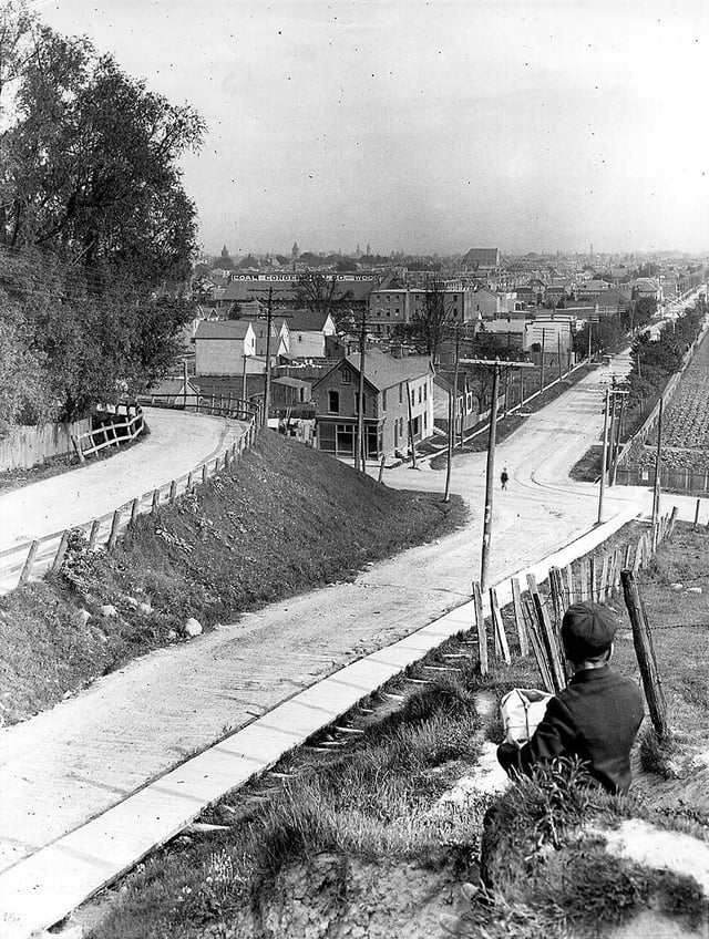 Bathurst Street descends the Lake Iroquois shoreline; Davenport is the road at the bottom of the hill.