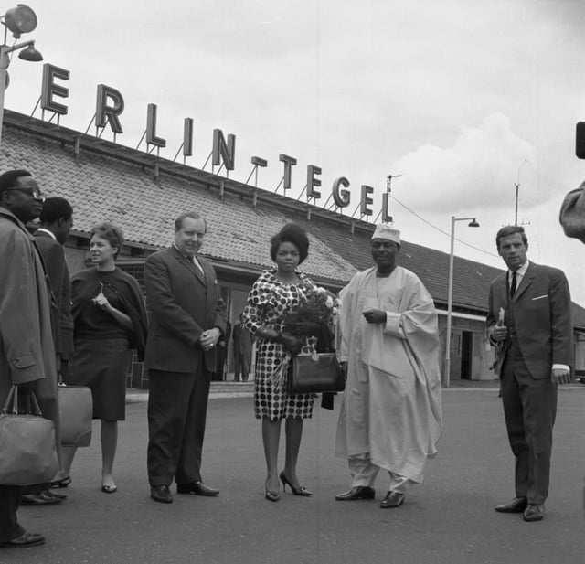 Arrival at Berlin Tegel of a former Nigerian information minister on an official visit to West Berlin on 20 June 1963 (note the original terminal on the airport's north side in the background).