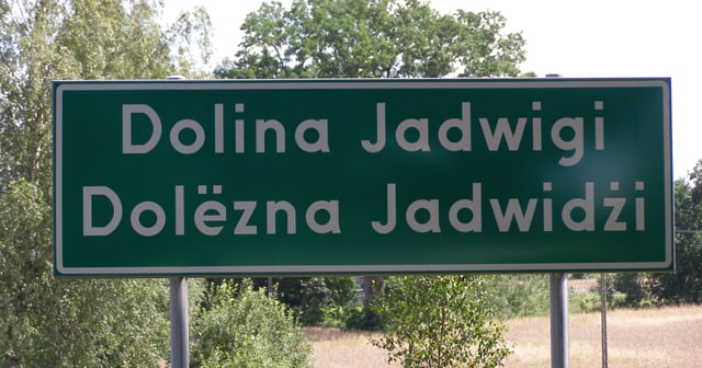 Dolina Jadwigi — a bilingual (Polish-Kashubian) road sign with the village name