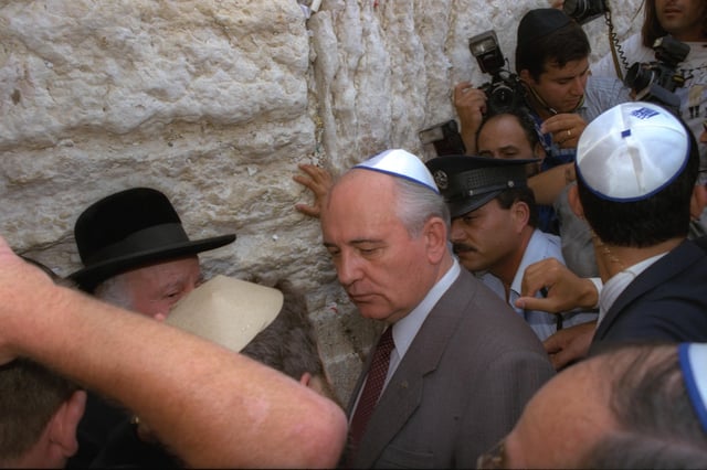 Gorbachev at the Western Wall in Jerusalem, 16 June 1992