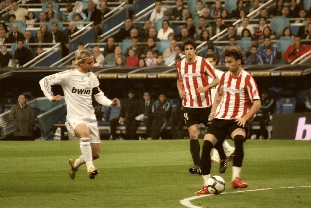 Real Madrid's Guti (left) and Athletic Bilbao's Javi Martínez (centre) and Amorebieta (right) during a match at the Bernabéu, 2010