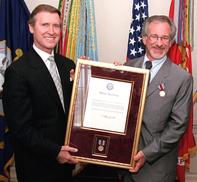 Spielberg receiving a public service award presented by United States Secretary of Defense William Cohen, 1999