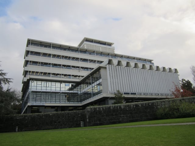 Albert Barracks wall remnant and the General Library on the City Campus (June 2012)