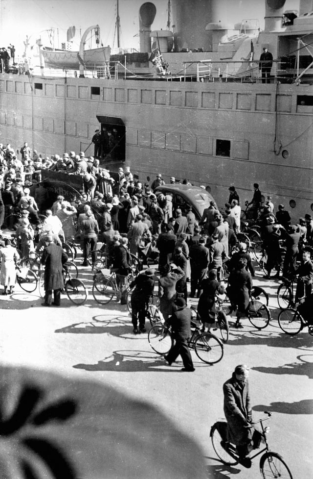 Hansestadt Danzig unloads in Copenhagen Harbour