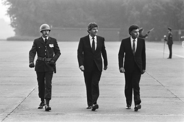 Felipe González (right) arriving at Ypenburg Airport with Ruud Lubbers, Prime Minister of the Netherlands, 1985