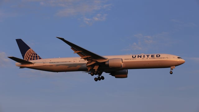 A United Airlines Boeing 777-300ER landing at Taiwan Taoyuan International Airport
