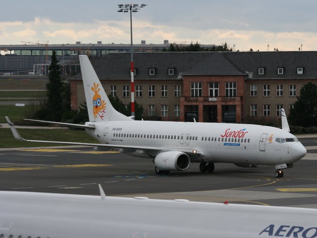 A Sun d'Or Boeing 737-800.