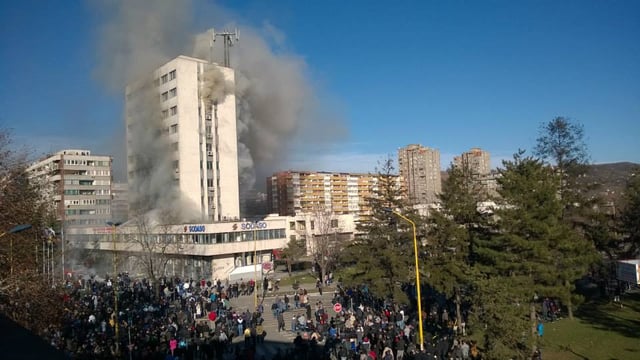 Tuzla government building burning after anti-government clashes on 7 February 2014