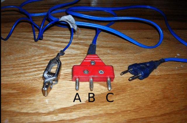 A foil/sabre body cord. Left to right: alligator clip, connection to reel, connection to weapon.