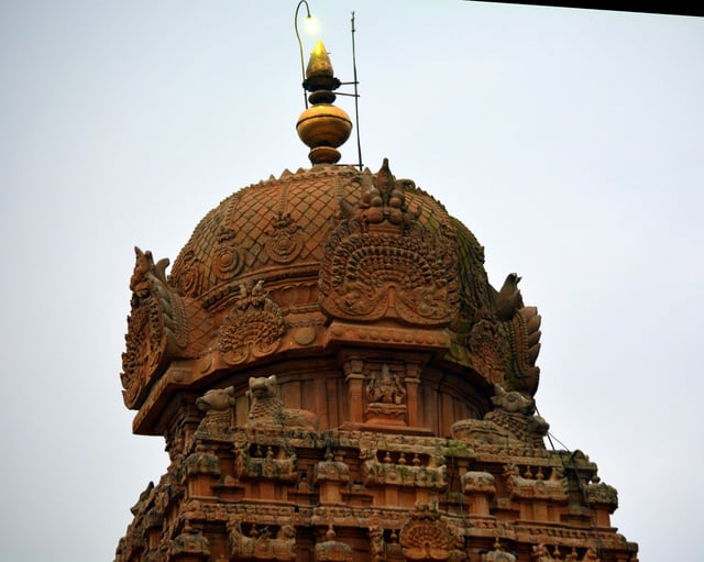 The sikhara of Brihadisvara Temple, a cupolic dome (25 tons), is octagonal and rests on a single block of granite, weighing 80 tons.