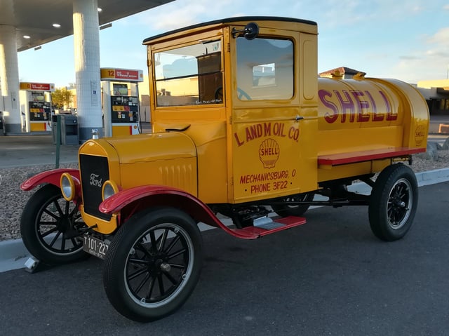 Shell tank truck from 1926 based on a Ford Model TT.