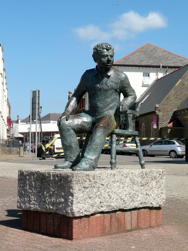 Statue of Thomas in Swansea