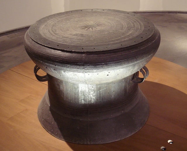 A Đông Sơn bronze drum, c. 800 BC.