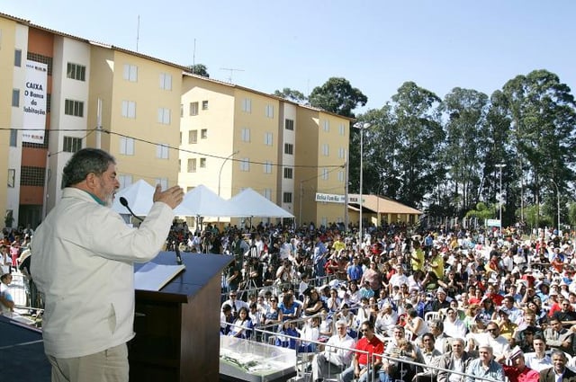 Lula gives a speech in Diadema in a public event launching further social assistance in the form of subsidized housing and Bolsa Família credits