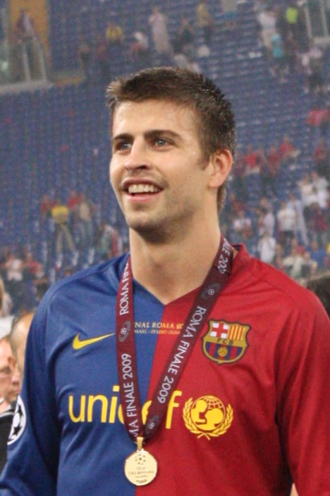 Piqué celebrating victory after receiving his medal for winning the 2009 UEFA Champions League Final