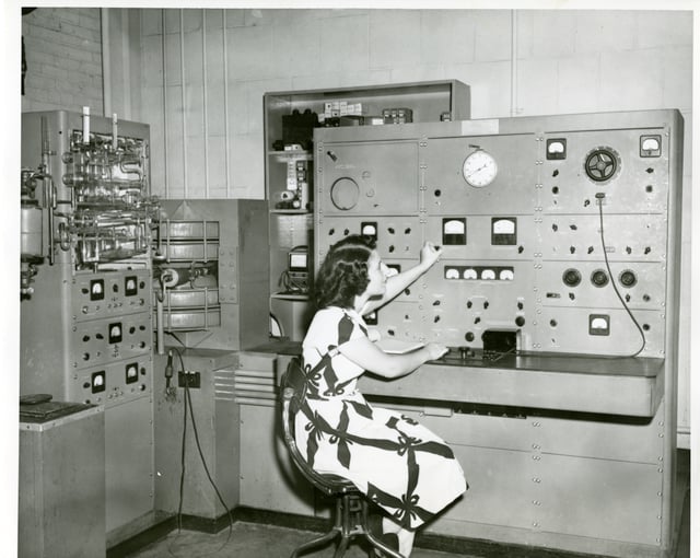 A mass spectrometer in use at the NBS in 1948.