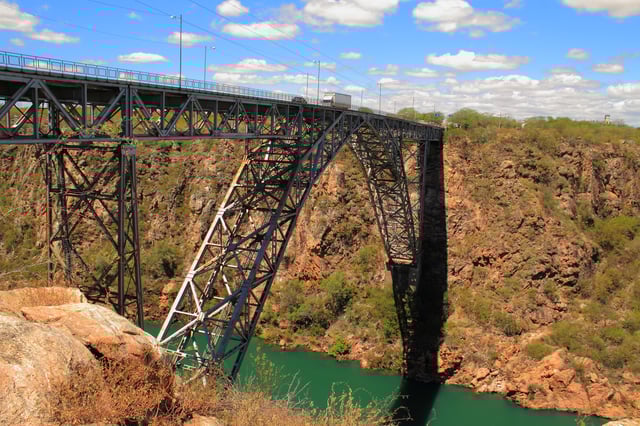 Metal bridge with 84 meters of height., Border with states of BA-AL