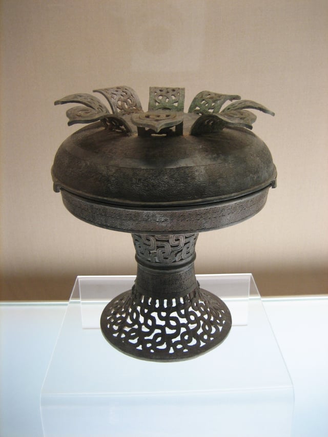 Spring and Autumn period pu bronze vessel with interlaced dragon design