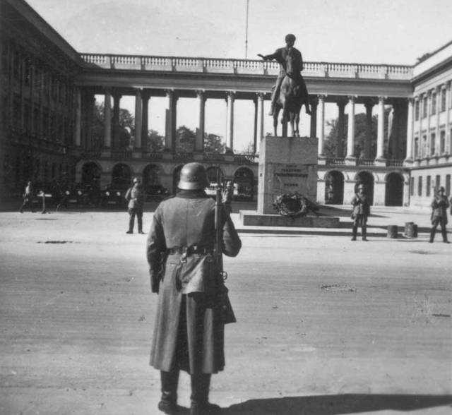 German sentries before the Saxon Palace (Polish General Staff building) where the German military Enigma had been broken and read by the Poles for several years before the war.  Photo taken before 30 August 1940, when the Germans concealed Thorvaldsen's statue of Prince Józef Poniatowski.