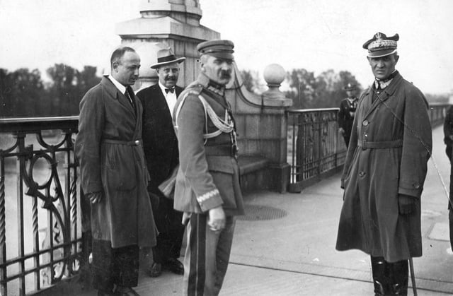 Piłsudski on Warsaw's Poniatowski Bridge during the May 1926 Coup d'État. At the right is General Gustaw Orlicz-Dreszer.