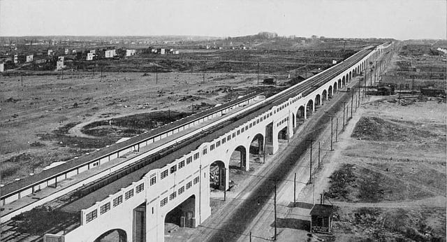 Queens Boulevard, looking east from Van Dam Street, in 1920. The newly built IRT Flushing Line is in the boulevard's median.