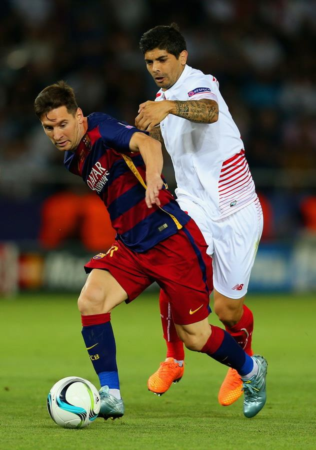 Messi holding off Sevilla's Éver Banega during the 2015 UEFA Super Cup