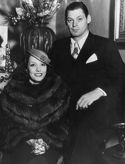 Vélez with her then-husband Johnny Weissmuller in a newspaper press photo (1934).
