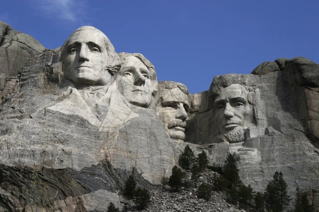 Mount Rushmore was sculpted by Danish-American Gutzon Borglum. Sculptures of the heads of former U.S. presidents Washington, Jefferson, Roosevelt and Lincoln. It has become an iconic symbol of the United States.