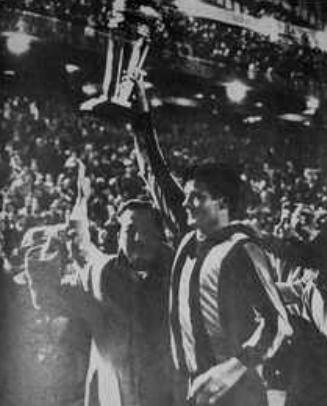 In 1982, Peñarol became the first club in the world to win the Intercontinental Cup for a third time (the previous had been in 1961 and 1966, displayed on the image)