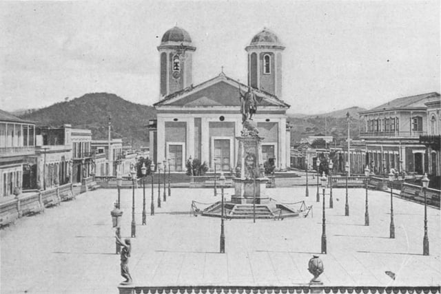 Mayagüez's Plaza Colón and Nuestra Señora de la Candelaria church (later cathedral), 1898