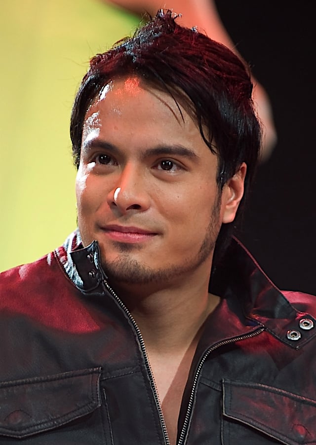 Rafael Rosell portrays Roman Aguirre.