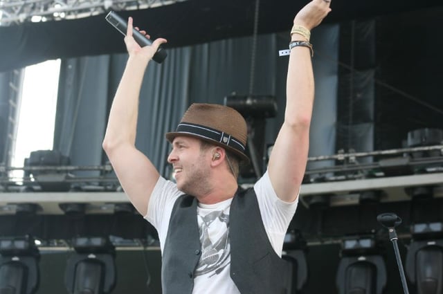 Tedder performing onstage, 2009