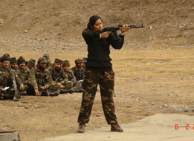 A female officer in the Indian Army briefing soldiers on firing techniques.