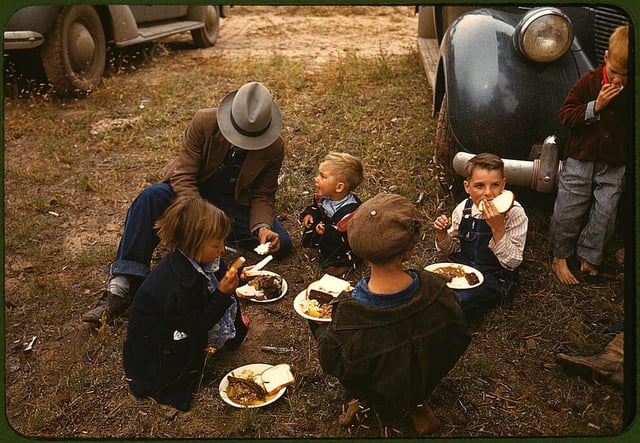 Homesteader and his children in Pie Town, New Mexico, 1940