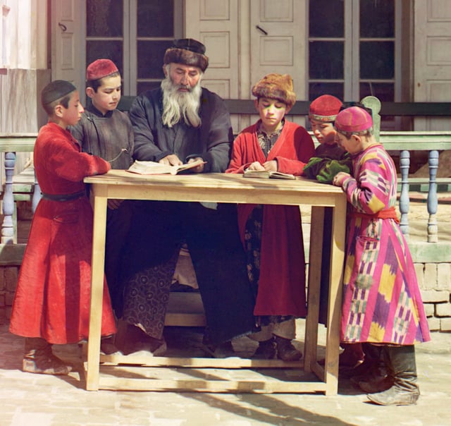 Jewish children with their teacher in Samarkand, the beginning of the 20th century.