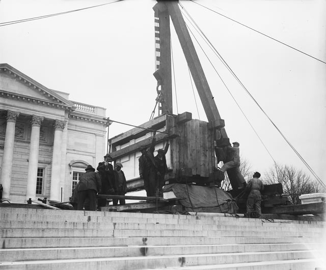 Installation of the marble sarcophagus on top of the tomb (1931)