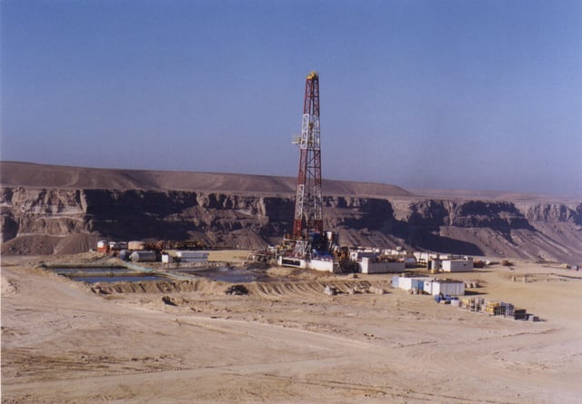 Drilling for oil in Yemen using a land rig