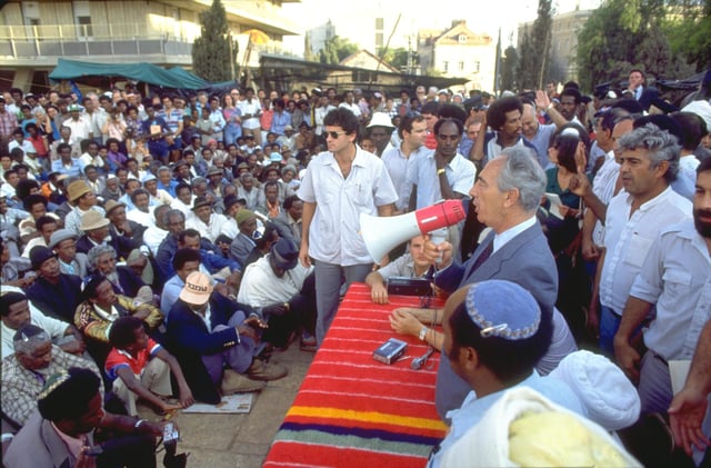 Prime Minister Peres delivers a speech in front of Ethiopian Jewish immigrants, 2 October 1985