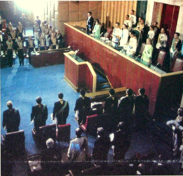 The Shah addressing the Iranian Senate, 1975
