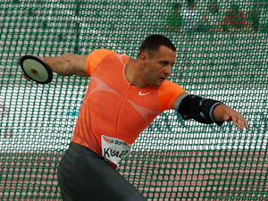 Zoltán Kővágó preparing to spin and throw the discus