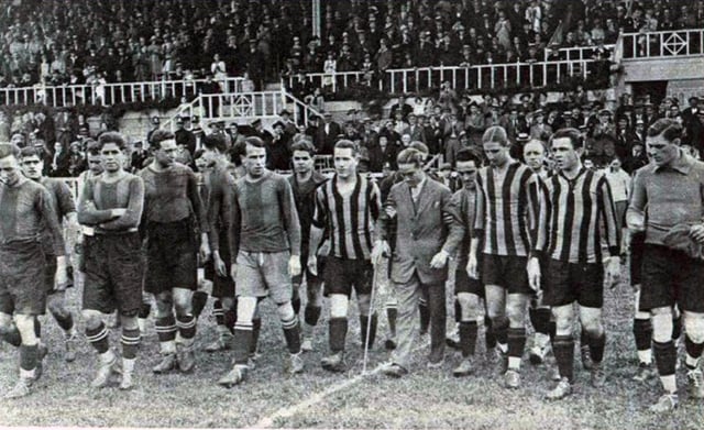 Players of Barcelona and Peñarol entering the pitch before their first test, 5 June 1927
